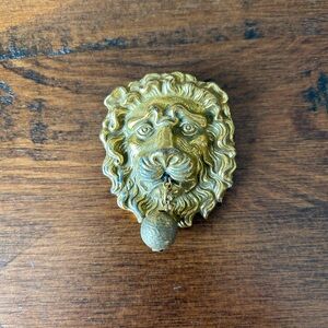 Vintage Brass Gold Lions Head Brooch Pin

Dimensions
2” wide
2 1/2” height